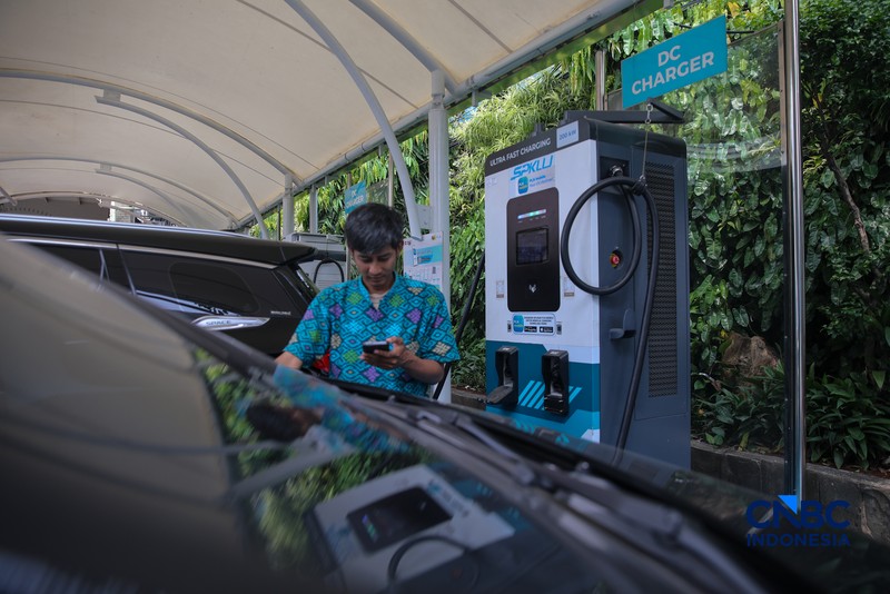 Warga mengisi daya mobil listrik pada Stasiun Pengisian Kendaraan Listrik Umum (SPKLU) PLN di kawasan Gambir, Jakarta, Kamis (23/4/2026). (CNBC Indonesia/Faisal Rahman)