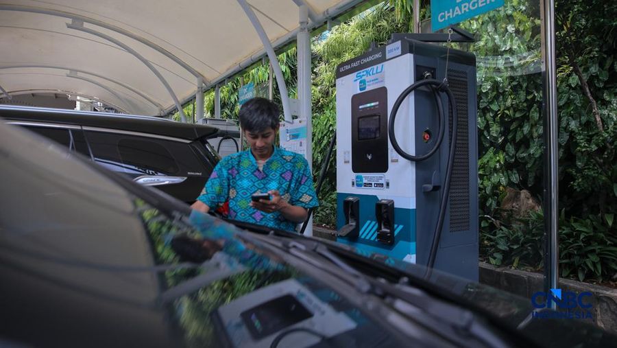 Warga mengisi daya mobil listrik pada Stasiun Pengisian Kendaraan Listrik Umum (SPKLU) PLN di kawasan Gambir, Jakarta, Kamis (23/4/2026).