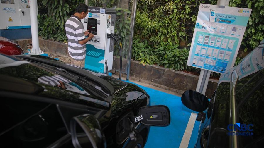 Warga mengisi daya mobil listrik pada Stasiun Pengisian Kendaraan Listrik Umum (SPKLU) PLN di kawasan Gambir, Jakarta, Kamis (23/4/2026).