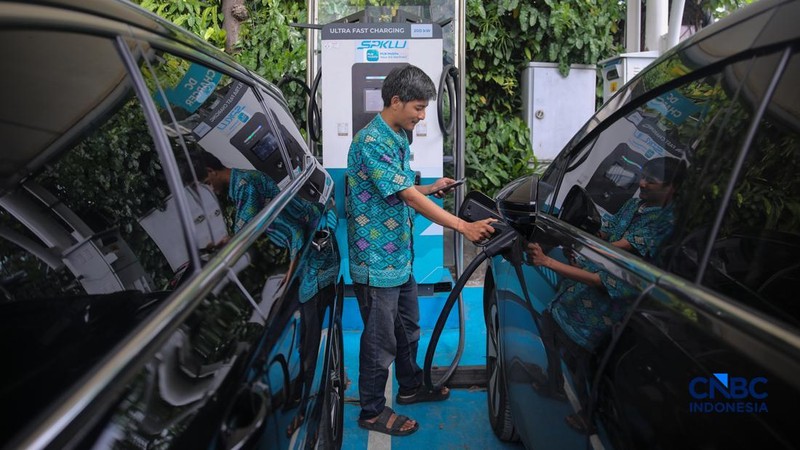Warga mengisi daya mobil listrik pada Stasiun Pengisian Kendaraan Listrik Umum (SPKLU) PLN di kawasan Gambir, Jakarta, Kamis (23/4/2026).