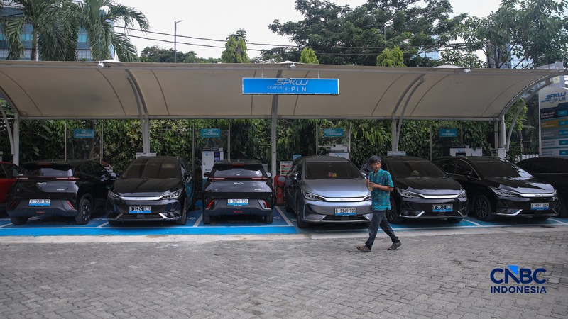 Warga mengisi daya mobil listrik pada Stasiun Pengisian Kendaraan Listrik Umum (SPKLU) PLN di kawasan Gambir, Jakarta, Kamis (23/4/2026). (CNBC Indonesia/Faisal Rahman)