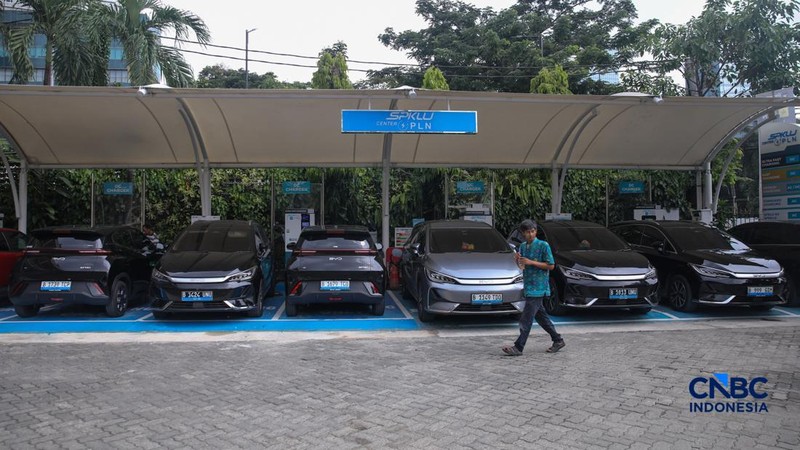 Warga mengisi daya mobil listrik pada Stasiun Pengisian Kendaraan Listrik Umum (SPKLU) PLN di kawasan Gambir, Jakarta, Kamis (23/4/2026).