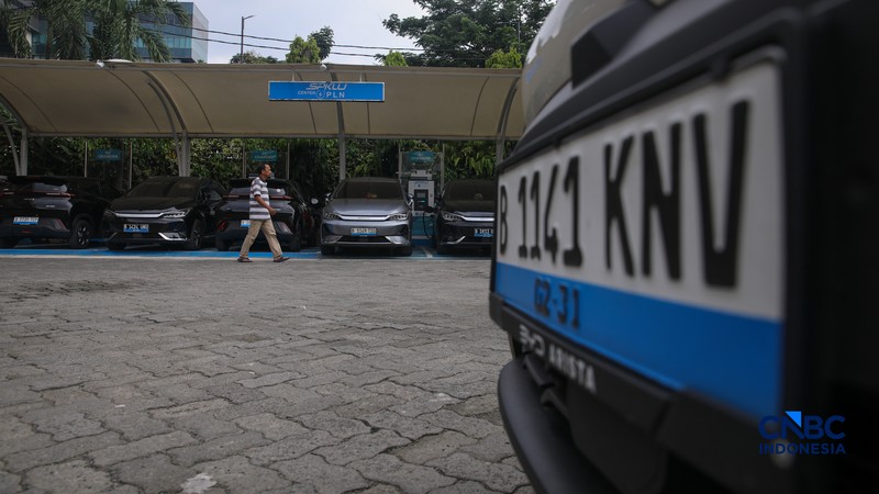 Warga mengisi daya mobil listrik pada Stasiun Pengisian Kendaraan Listrik Umum (SPKLU) PLN di kawasan Gambir, Jakarta, Kamis (23/4/2026). (CNBC Indonesia/Faisal Rahman)