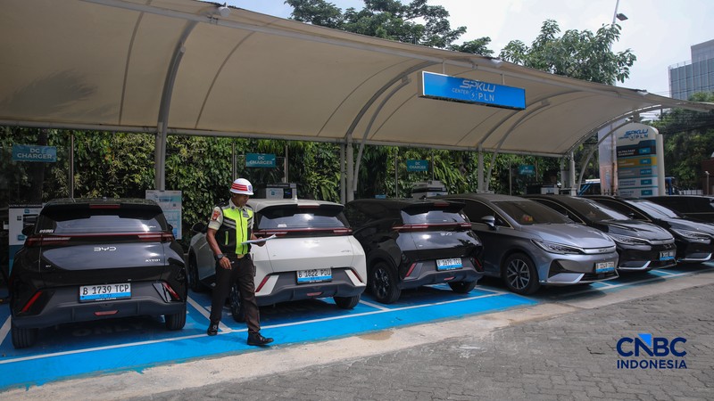 Warga mengisi daya mobil listrik pada Stasiun Pengisian Kendaraan Listrik Umum (SPKLU) PLN di kawasan Gambir, Jakarta, Kamis (23/4/2026). (CNBC Indonesia/Faisal Rahman)