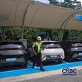 Warga mengisi daya mobil listrik pada Stasiun Pengisian Kendaraan Listrik Umum (SPKLU) PLN di kawasan Gambir, Jakarta, Kamis (23/4/2026). (CNBC Indonesia/Faisal Rahman)