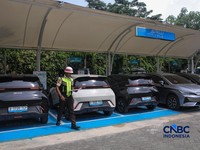 Warga mengisi daya mobil listrik pada Stasiun Pengisian Kendaraan Listrik Umum (SPKLU) PLN di kawasan Gambir, Jakarta, Kamis (23/4/2026). (CNBC Indonesia/Faisal Rahman)