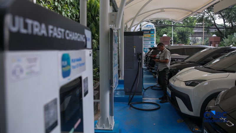 Warga mengisi daya mobil listrik pada Stasiun Pengisian Kendaraan Listrik Umum (SPKLU) PLN di kawasan Gambir, Jakarta, Kamis (23/4/2026). (CNBC Indonesia/Faisal Rahman)