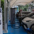 Warga mengisi daya mobil listrik pada Stasiun Pengisian Kendaraan Listrik Umum (SPKLU) PLN di kawasan Gambir, Jakarta, Kamis (23/4/2026). (CNBC Indonesia/Faisal Rahman)