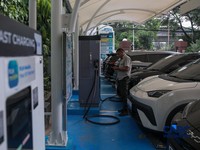 Warga mengisi daya mobil listrik pada Stasiun Pengisian Kendaraan Listrik Umum (SPKLU) PLN di kawasan Gambir, Jakarta, Kamis (23/4/2026). (CNBC Indonesia/Faisal Rahman)