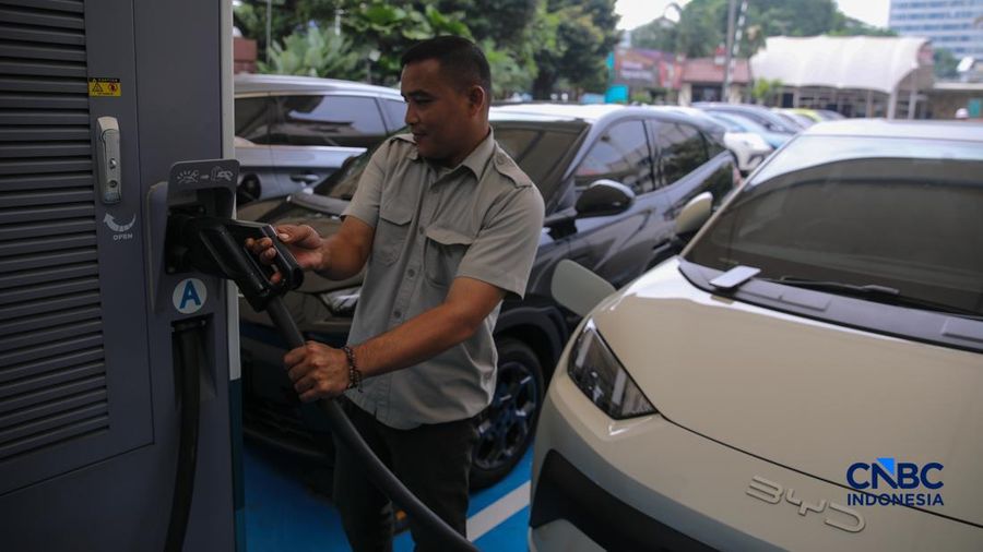 Warga mengisi daya mobil listrik pada Stasiun Pengisian Kendaraan Listrik Umum (SPKLU) PLN di kawasan Gambir, Jakarta, Kamis (23/4/2026).