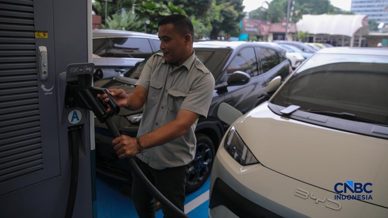 Warga mengisi daya mobil listrik pada Stasiun Pengisian Kendaraan Listrik Umum (SPKLU) PLN di kawasan Gambir, Jakarta, Kamis (23/4/2026).