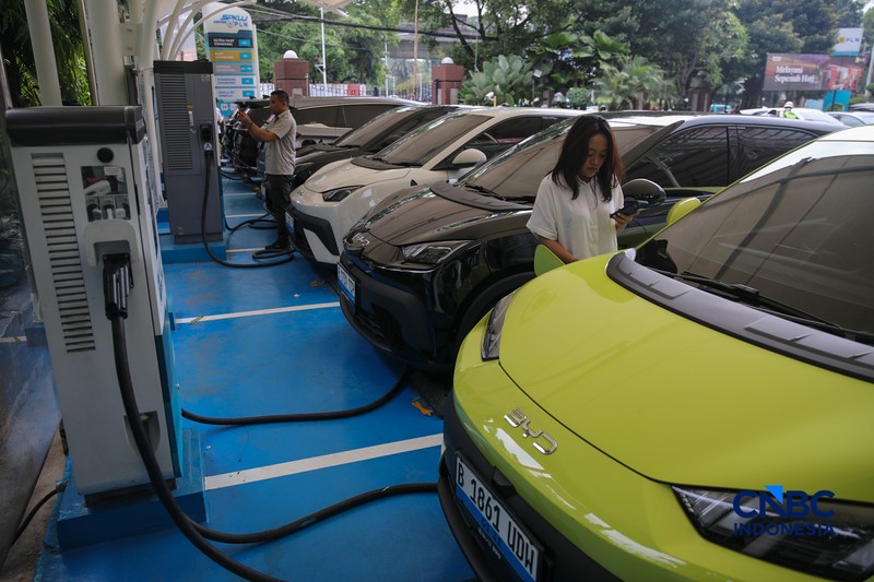 Warga mengisi daya mobil listrik pada Stasiun Pengisian Kendaraan Listrik Umum (SPKLU) PLN di kawasan Gambir, Jakarta, Kamis (23/4/2026). (CNBC Indonesia/Faisal Rahman)