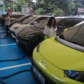 Warga mengisi daya mobil listrik pada Stasiun Pengisian Kendaraan Listrik Umum (SPKLU) PLN di kawasan Gambir, Jakarta, Kamis (23/4/2026). (CNBC Indonesia/Faisal Rahman)