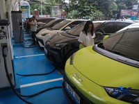 Warga mengisi daya mobil listrik pada Stasiun Pengisian Kendaraan Listrik Umum (SPKLU) PLN di kawasan Gambir, Jakarta, Kamis (23/4/2026). (CNBC Indonesia/Faisal Rahman)