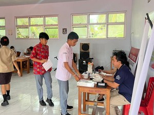 Aipda Frits Gagas SIGAP, Jemput Bola Rekam Sidik Jari Pelajar di Sitaro