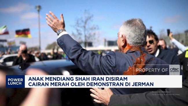 Video: Anak Mendiang Shah Iran Disiram Cairan Merah Oleh Demonstran
