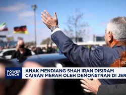 Anak Mendiang Shah Iran Disiram Cairan Merah Oleh Demonstran di Jerman