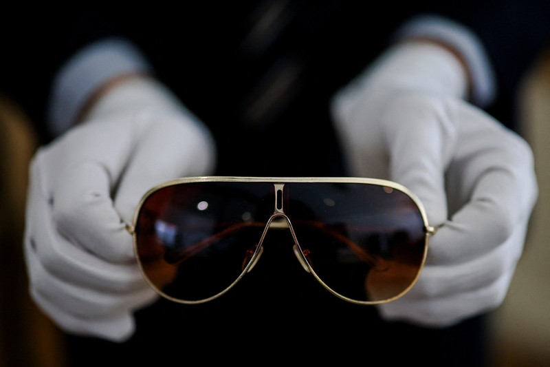 Sarung tangan kristal Swarovski buatan khusus yang dikenakan Michael Jackson di atas panggung selama tur dunia