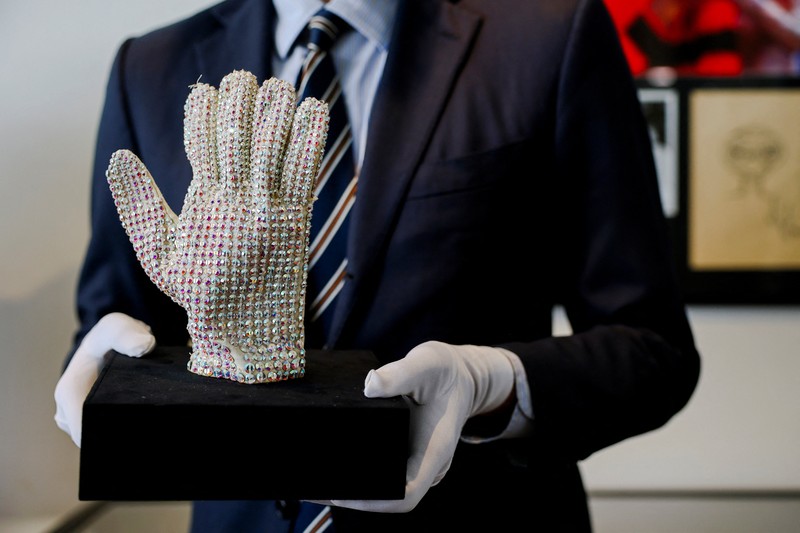 Sarung tangan kristal Swarovski buatan khusus yang dikenakan Michael Jackson di atas panggung selama tur dunia