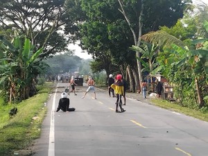 Warga Kena Busur-Kios Terbakar Saat Bentrokan Antardesa di Walenrang Luwu