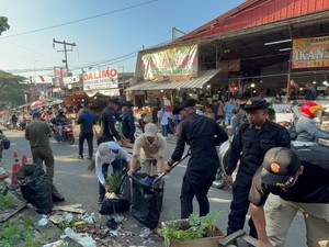 Gerakan Jumat Bersih, Brimob Polda Metro Bersih-bersih Pasar Ciputat