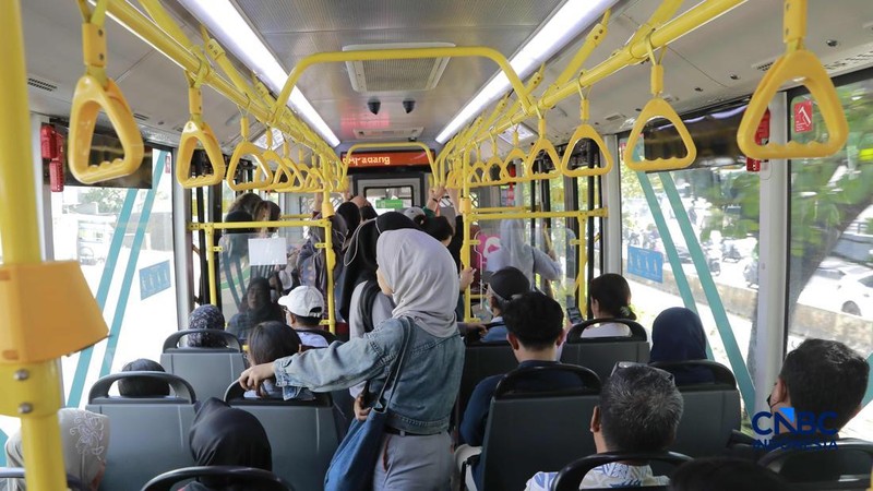 Calon penumpang mengantre bus Trans Jakarta dinKawasan staiun Tebet, Jakarta, Jumat, (24/4/2026). Pemerintah Provinsi DKI Jakarta menerapkan kebijakan tarif khusus sebesar Rp1 untuk layanan transportasi umum Transjakarta. (CNBC Indonesia/Muhammad Sab