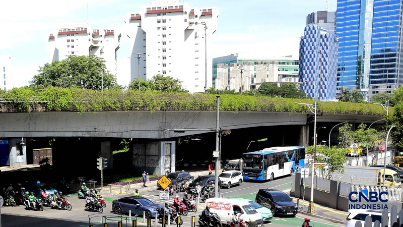 Calon penumpang mengantre bus Trans Jakarta dinKawasan staiun Tebet, Jakarta, Jumat, (24/4/2026). Pemerintah Provinsi DKI Jakarta menerapkan kebijakan tarif khusus sebesar Rp1 untuk layanan transportasi umum Transjakarta. (CNBC Indonesia/Muhammad Sabki)