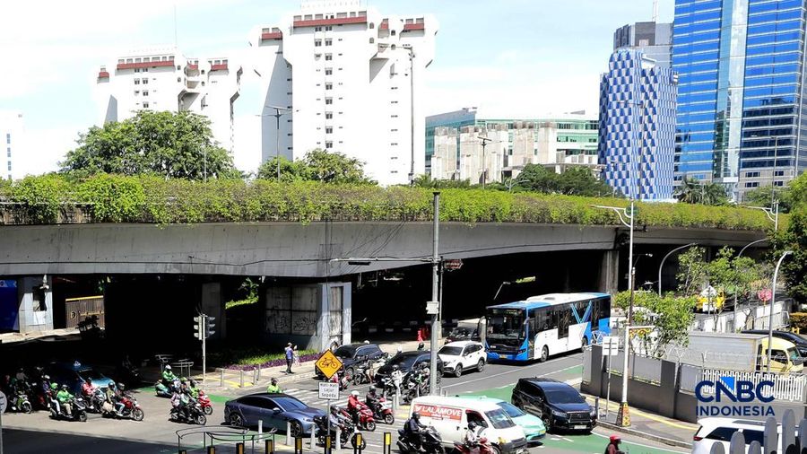 Calon penumpang mengantre bus Trans Jakarta dinKawasan staiun Tebet, Jakarta, Jumat, (24/4/2026). Pemerintah Provinsi DKI Jakarta menerapkan kebijakan tarif khusus sebesar Rp1 untuk layanan transportasi umum Transjakarta. (CNBC Indonesia/Muhammad Sab