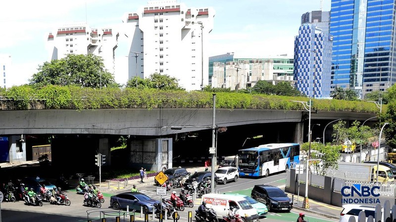 Calon penumpang mengantre bus Trans Jakarta dinKawasan staiun Tebet, Jakarta, Jumat, (24/4/2026). Pemerintah Provinsi DKI Jakarta menerapkan kebijakan tarif khusus sebesar Rp1 untuk layanan transportasi umum Transjakarta. (CNBC Indonesia/Muhammad Sab
