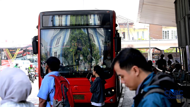 Calon penumpang mengantre bus Trans Jakarta dinKawasan staiun Tebet, Jakarta, Jumat, (24/4/2026). Pemerintah Provinsi DKI Jakarta menerapkan kebijakan tarif khusus sebesar Rp1 untuk layanan transportasi umum Transjakarta. (CNBC Indonesia/Muhammad Sabki)
