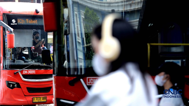Calon penumpang mengantre bus Trans Jakarta dinKawasan staiun Tebet, Jakarta, Jumat, (24/4/2026). Pemerintah Provinsi DKI Jakarta menerapkan kebijakan tarif khusus sebesar Rp1 untuk layanan transportasi umum Transjakarta. (CNBC Indonesia/Muhammad Sabki)