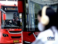 Calon penumpang mengantre bus Trans Jakarta dinKawasan staiun Tebet, Jakarta, Jumat, (24/4/2026). Pemerintah Provinsi DKI Jakarta menerapkan kebijakan tarif khusus sebesar Rp1 untuk layanan transportasi umum Transjakarta. (CNBC Indonesia/Muhammad Sab