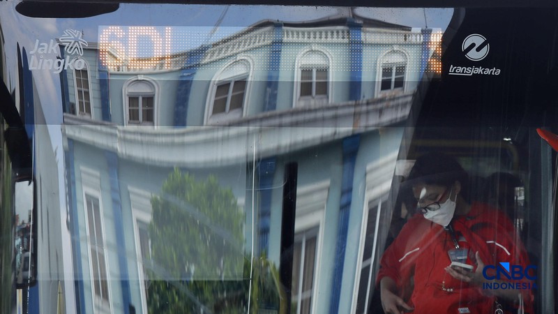 Calon penumpang mengantre bus Trans Jakarta dinKawasan staiun Tebet, Jakarta, Jumat, (24/4/2026). Pemerintah Provinsi DKI Jakarta menerapkan kebijakan tarif khusus sebesar Rp1 untuk layanan transportasi umum Transjakarta. (CNBC Indonesia/Muhammad Sabki)