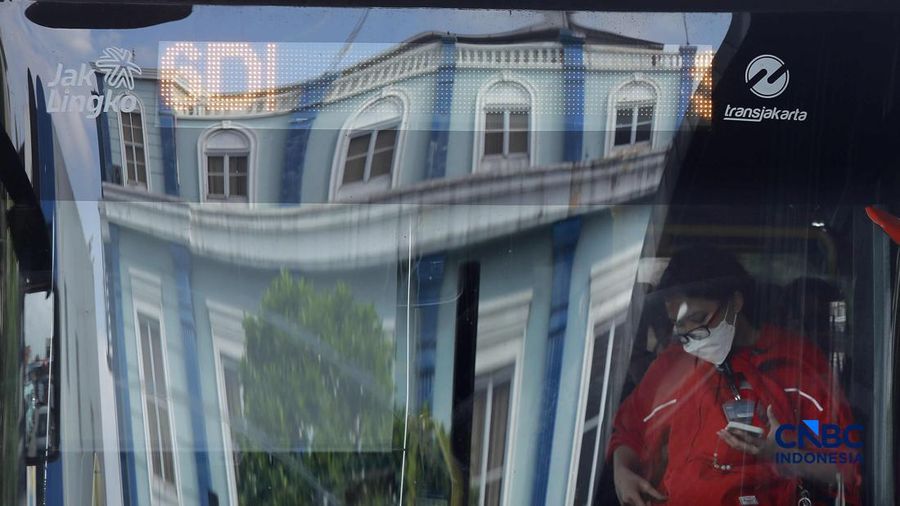 Calon penumpang mengantre bus Trans Jakarta dinKawasan staiun Tebet, Jakarta, Jumat, (24/4/2026). Pemerintah Provinsi DKI Jakarta menerapkan kebijakan tarif khusus sebesar Rp1 untuk layanan transportasi umum Transjakarta. (CNBC Indonesia/Muhammad Sab