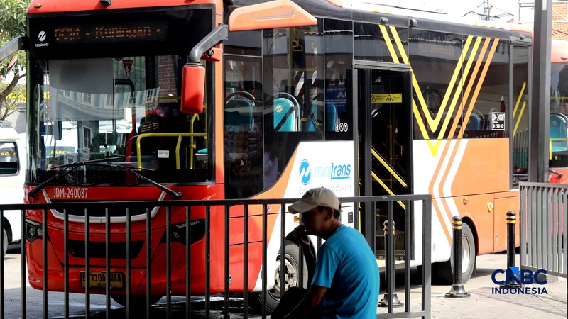 Calon penumpang mengantre bus Trans Jakarta dinKawasan staiun Tebet, Jakarta, Jumat, (24/4/2026). Pemerintah Provinsi DKI Jakarta menerapkan kebijakan tarif khusus sebesar Rp1 untuk layanan transportasi umum Transjakarta. (CNBC Indonesia/Muhammad Sabki)