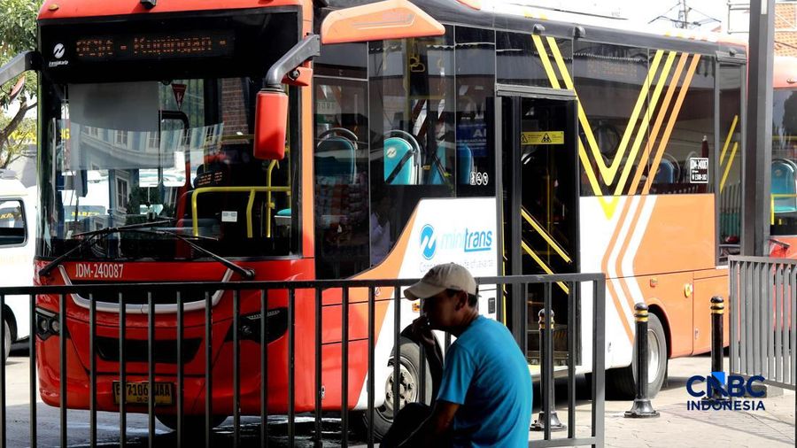 Calon penumpang mengantre bus Trans Jakarta dinKawasan staiun Tebet, Jakarta, Jumat, (24/4/2026). Pemerintah Provinsi DKI Jakarta menerapkan kebijakan tarif khusus sebesar Rp1 untuk layanan transportasi umum Transjakarta. (CNBC Indonesia/Muhammad Sab