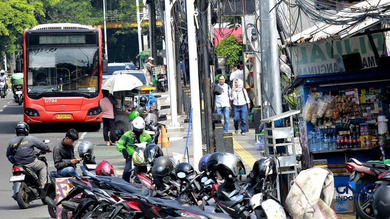 Calon penumpang mengantre bus Trans Jakarta dinKawasan staiun Tebet, Jakarta, Jumat, (24/4/2026). Pemerintah Provinsi DKI Jakarta menerapkan kebijakan tarif khusus sebesar Rp1 untuk layanan transportasi umum Transjakarta. (CNBC Indonesia/Muhammad Sab