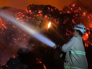 Gudang Sabut Kelapa di Blitar Terbakar Hebat