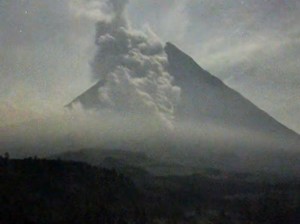 Semeru Erupsi Malam Ini, Luncurkan Awan Panas Guguran Sejauh 4,5 Km