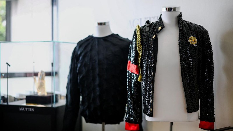 Jaket berpayet hitam milik Michael Jackson dengan tanda