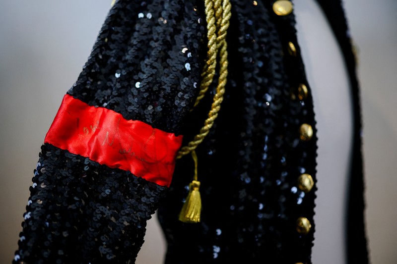 Sarung tangan kristal Swarovski buatan khusus yang dikenakan Michael Jackson di atas panggung selama tur dunia