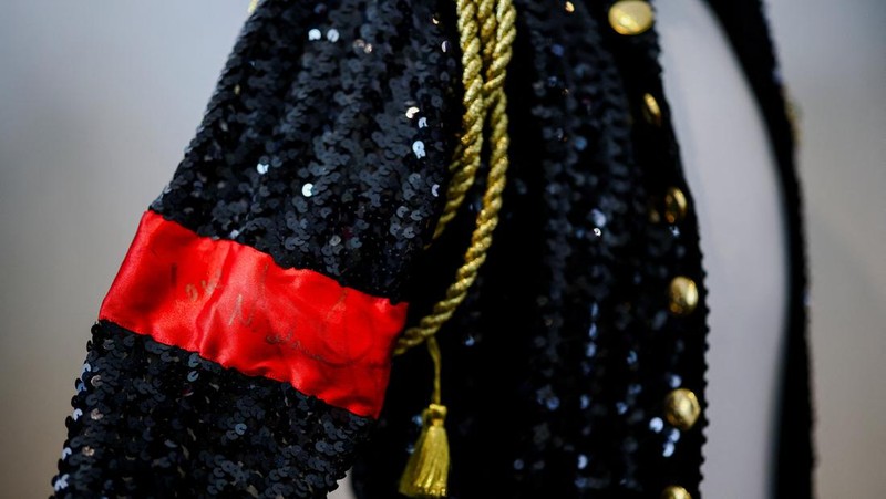 Jaket berpayet hitam milik Michael Jackson dengan tanda