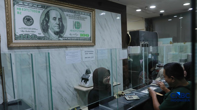 Karyawan menghitung uang pecahan dolar Amerika Serikat (AS) di gerai penukaran mata uang asing, Jakarta, Jumat (24/4/2026). (CNBC Indonesia/Muhammad Sabki)