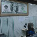 Karyawan menghitung uang pecahan dolar Amerika Serikat (AS) di gerai penukaran mata uang asing, Jakarta, Jumat (24/4/2026). (CNBC Indonesia/Muhammad Sabki)