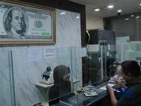 Karyawan menghitung uang pecahan dolar Amerika Serikat (AS) di gerai penukaran mata uang asing, Jakarta, Jumat (24/4/2026). (CNBC Indonesia/Muhammad Sabki)