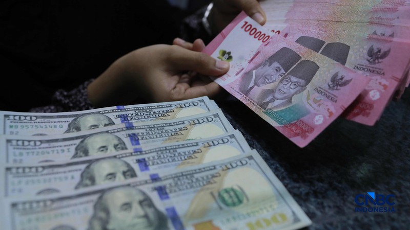 Karyawan menghitung uang pecahan dolar Amerika Serikat (AS) di gerai penukaran mata uang asing, Jakarta, Jumat (24/4/2026). (CNBC Indonesia/Muhammad Sabki)