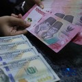 Karyawan menghitung uang pecahan dolar Amerika Serikat (AS) di gerai penukaran mata uang asing, Jakarta, Jumat (24/4/2026). (CNBC Indonesia/Muhammad Sabki)