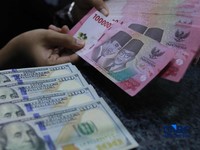 Karyawan menghitung uang pecahan dolar Amerika Serikat (AS) di gerai penukaran mata uang asing, Jakarta, Jumat (24/4/2026). (CNBC Indonesia/Muhammad Sabki)