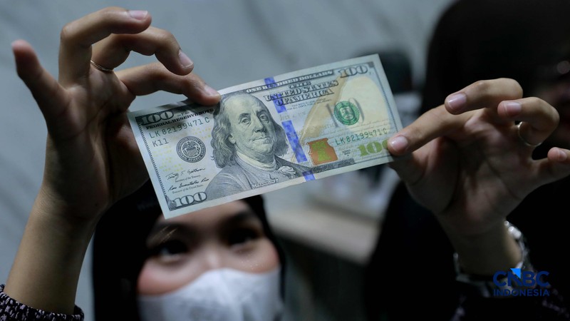 Karyawan menghitung uang pecahan dolar Amerika Serikat (AS) di gerai penukaran mata uang asing, Jakarta, Jumat (24/4/2026). (CNBC Indonesia/Muhammad Sabki)