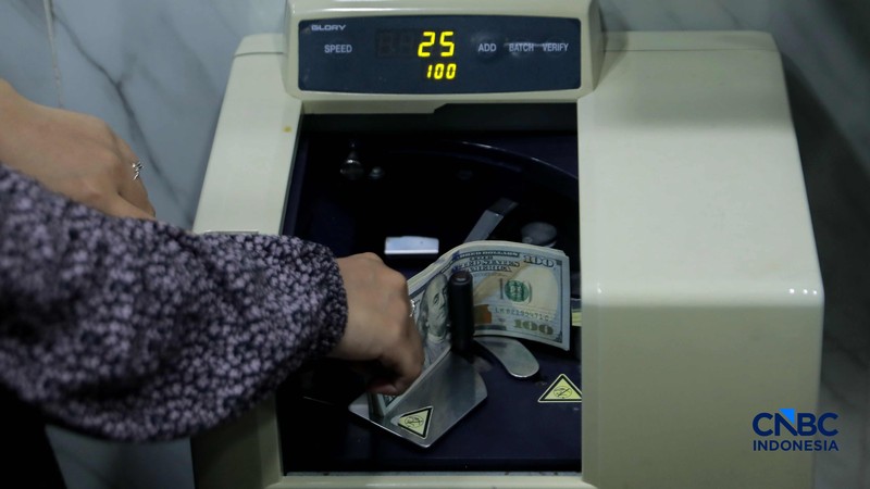 Karyawan menghitung uang pecahan dolar Amerika Serikat (AS) di gerai penukaran mata uang asing, Jakarta, Jumat (24/4/2026). (CNBC Indonesia/Muhammad Sabki)